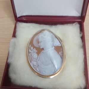 14K Yellow Gold Cameo Brooch – Classic White Shell Lady Portrait